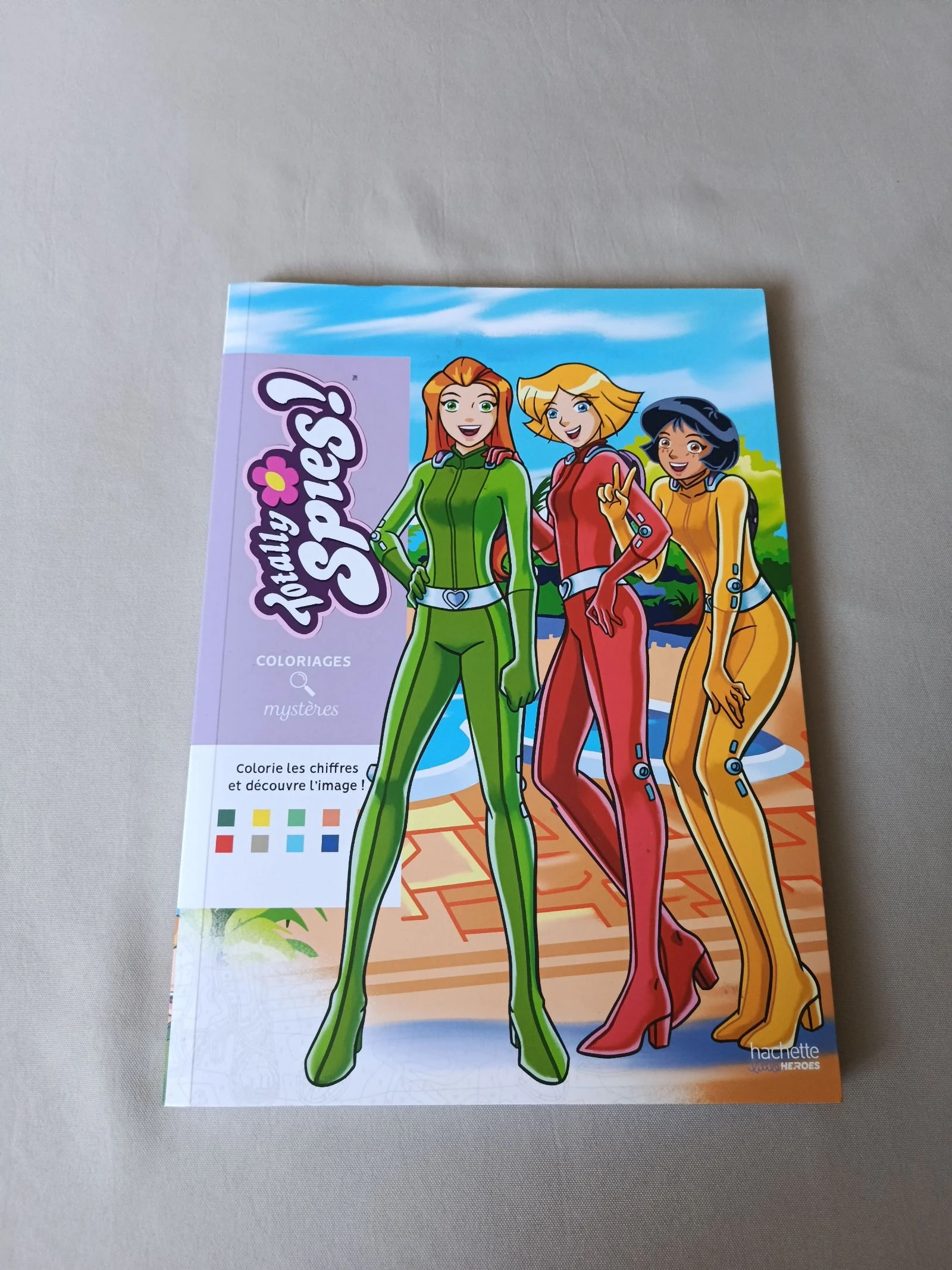 Livre de Coloriages Mystère Totally Spies | Hachette heroes | Très bon état